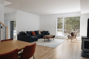 TV, lareira, pebolim, escritórios