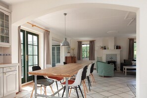 Dining - Holiday home Buitenplaats 17 in Callantsoog. Suitable for 7 people with 4 bedrooms and 2 bathrooms (Callantsoog)