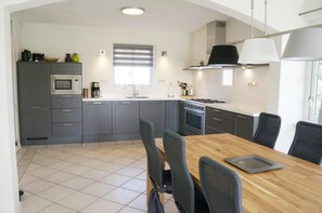 Oven, dishwasher, coffee/tea maker - Holiday home Buitenplaats 21 in Callantsoog. Suitable for 6 people with 3 bedrooms. (Callantsoog)