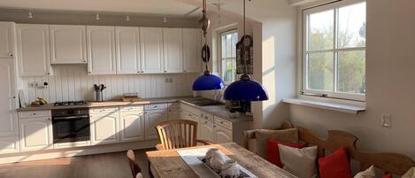 Kühlschrank, Mikrowelle, Ofen, Geschirrspüler