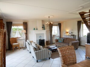 TV, DVD-spiller og stereoanlegg