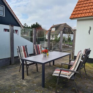 تناول الطعام بالخارج