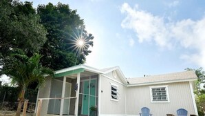 Exterior - Tranquil Haven: The Grey Cottage (Nassau)