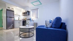 Smart TV - Tranquil Haven: The Grey Cottage (Nassau)