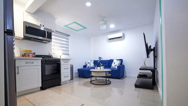 Coffee/tea maker, fridge, microwave, oven - Tranquil Haven: The Grey Cottage (Nassau)