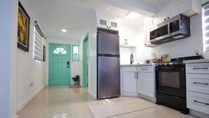 Coffee/tea maker, fridge, microwave, oven - Tranquil Haven: The Grey Cottage (Nassau)