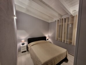 2 bedrooms, in-room safe, iron/ironing board, travel cot - Delightful three-room apartment 200mt from the beach, air conditioning and private parking space (Isola Rossa)