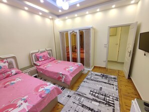 3 quartos, ferros/tábuas de passar roupa, roupa de cama