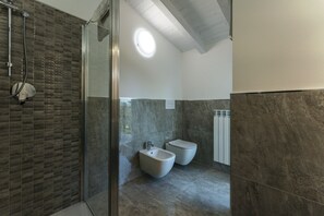 Dusche, Haartrockner, Bidet, Handtücher