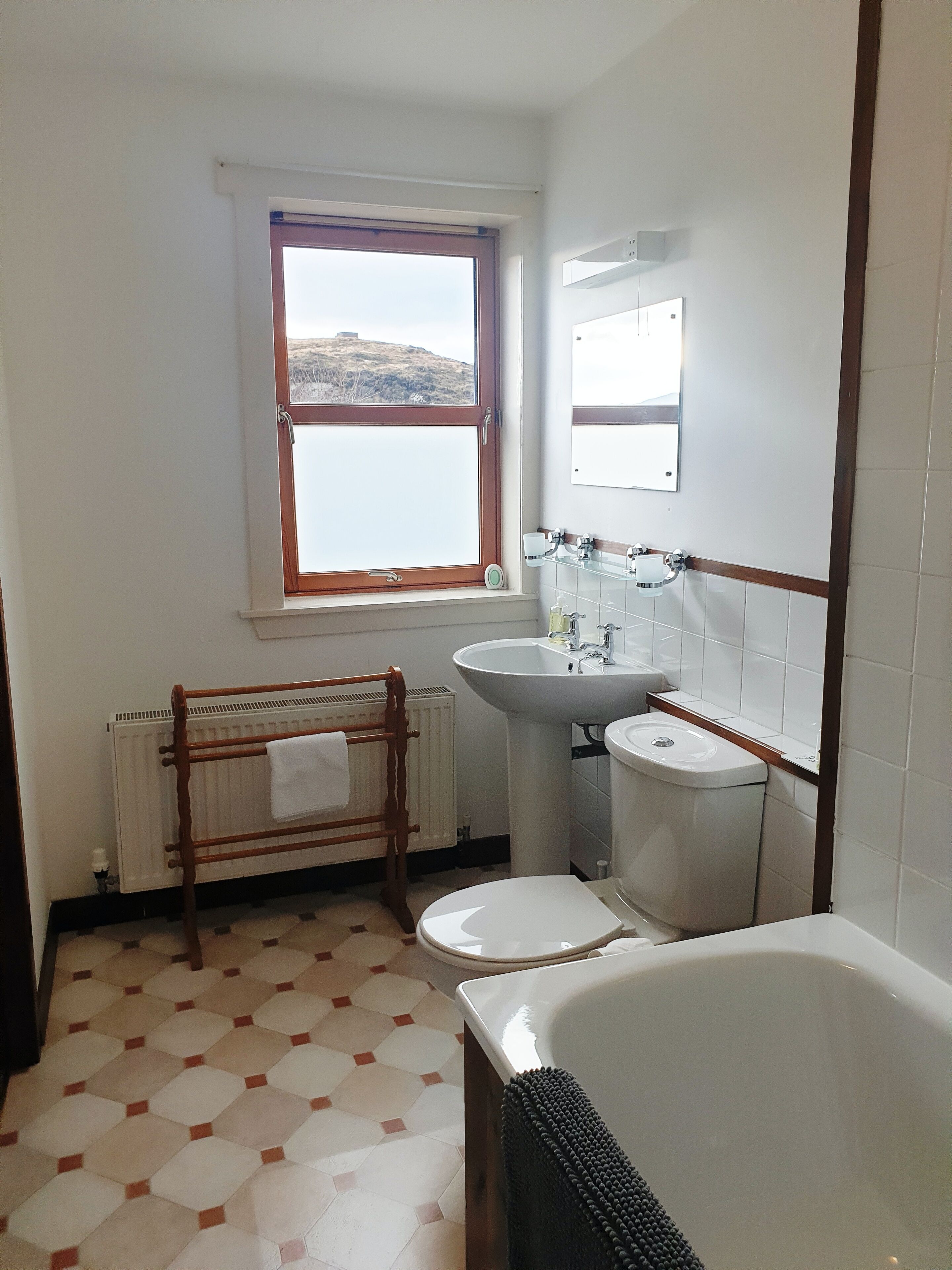 Eenvoudige tweepersoonskamer, uitzicht op heuvels (Hill View Double Room 3) | Badkamer | Handdoeken