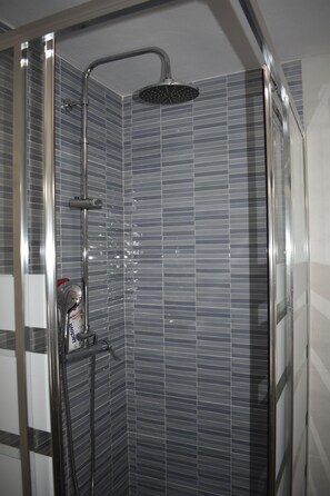 Douche, sèche-cheveux, bidet, serviettes fournies