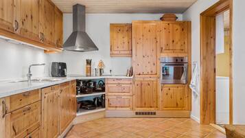 Køleskab, kogeplade, opvaskemaskine, kaffe-/temaskine