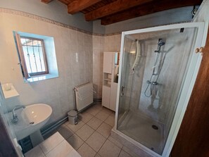 Hårføner og toalettpapir
