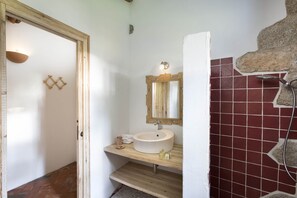 Hair dryer, bidet, towels, soap - 3 Bedroom Private vacation home in Arzachena (Arzachena)