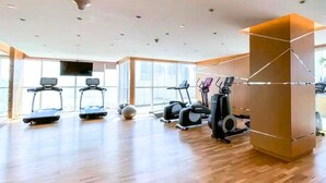 Ett rymligt gym med löpband, crosstrainers och en stor träningsboll.