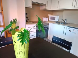 Fridge, microwave, oven, coffee/tea maker