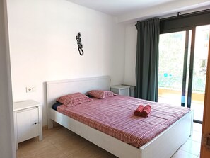 Iron/ironing board, free WiFi, bed sheets