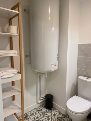 Haartrockner, Handtücher, Seife, Toilettenpapier