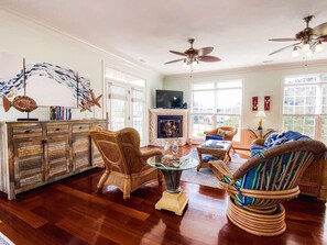 テレビ、テーブルサッカー台、ステレオ