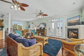 Télévision, baby-foot, chaîne hi-fi