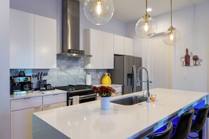 Frigorifero, microonde, forno, piano cottura