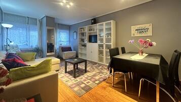 Apartemen Basic | Area keluarga | TV layar datar