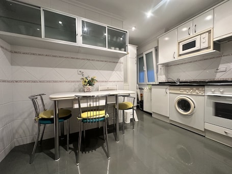 Basic Apartment | Private kitchen | Full-size fridge, microwave, oven, stovetop