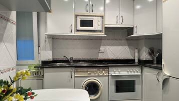 Lemari es besar, microwave, oven, dan kompor