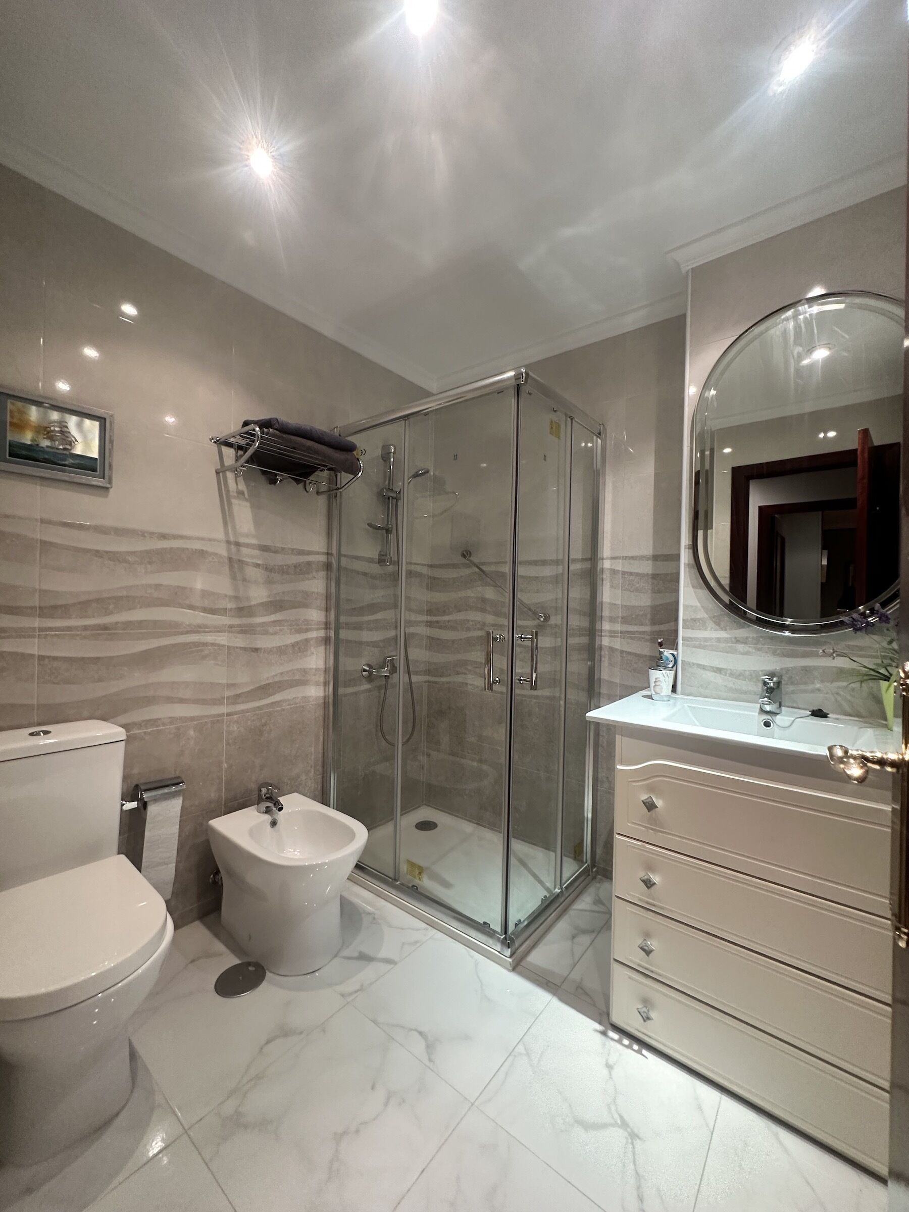 Apartemen Basic | Kamar mandi | Shower, pancuran hujan, pengering rambut, dan kloset
