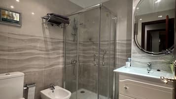 Apartemen Basic | Kamar mandi | Shower, pancuran hujan, pengering rambut, dan kloset