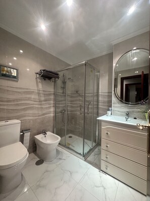 Apartamento básico | Banheiro | Chuveiro, chuveiro com efeito de chuva, secador de cabelo, bidê