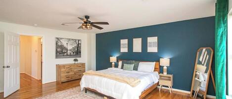 4 sovrum, skrivbord, strykjärn/strykbräda och resesäng