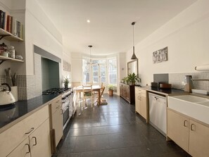 Refrigerador, microondas, horno y lavavajillas 