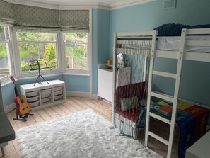 4 slaapkamers, een strijkplank/strijkijzer, reisbedje, wifi