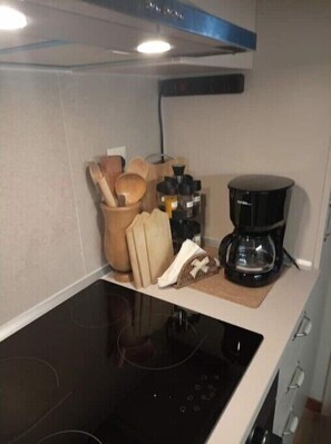 Kylskåp, ugn, spishäll och kaffe- och tebryggare