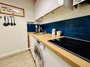 Refrigerador, microondas, horno y cafetera y tetera 