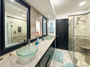 Douche, sĂšche-cheveux, serviettes fournies