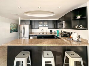 Kylskåp, mikrovågsugn, spishäll och diskmaskin