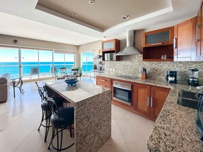 Een koelkast, een microgolfoven, een oven, een kookplaat