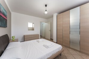 1 bedroom, travel cot, free WiFi, bed sheets - 1 Bedroom Apartment in Desenzano del Garda (Desenzano del Garda)