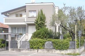 A modern two-story house with a balcony, a satellite dish, and a gated entrance. - 1 Bedroom Apartment in Desenzano del Garda (Desenzano del Garda)
