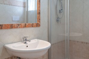 Douche, sèche-cheveux, bidet, serviettes fournies