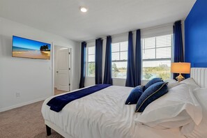 3 dormitorios, escritorio, tabla de planchar con plancha y cuna de viaje