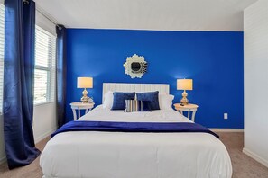 3 habitaciones, escritorio y tabla de planchar con plancha 