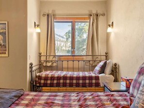 5 bedrooms, iron/ironing board, WiFi