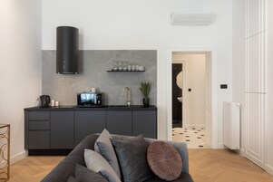 Deluxe Apartment | Private kitchen | Full-size fridge, microwave, dishwasher, electric kettle