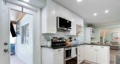 Downtown Beach Cottage - Heated Pool