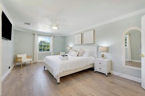 5 bedrooms, desk, iron/ironing board, travel cot - Downtown Beach Cottage  - Heated Pool (Stuart)