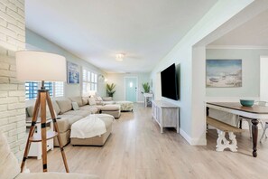 TV - Downtown Beach Cottage - Heated Pool (Stuart)