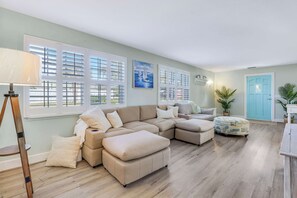 TV - Downtown Beach Cottage - Heated Pool (Stuart)